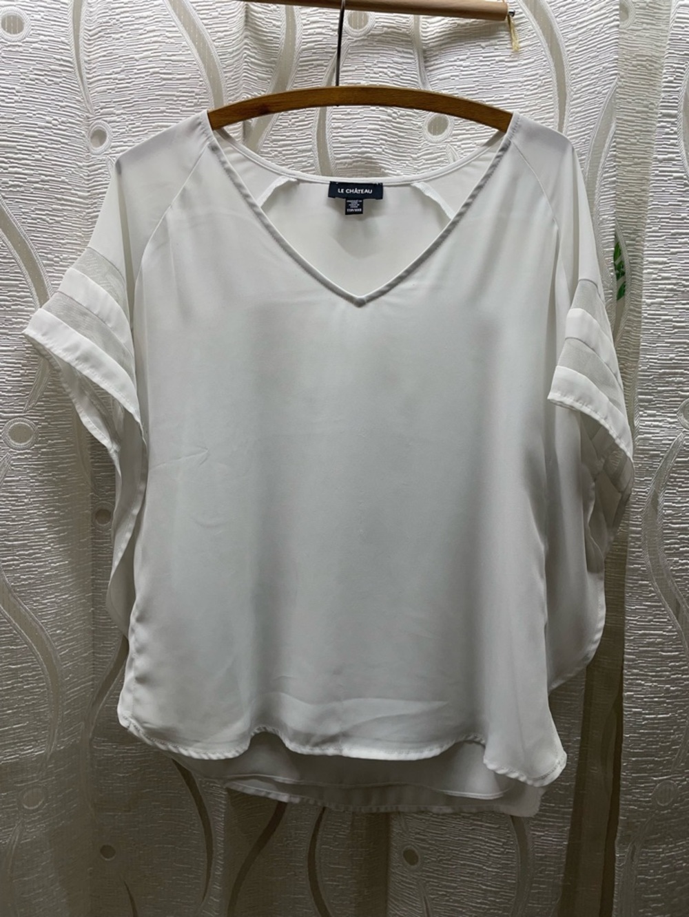 Le Chateau Blouse Womens XXS White Excellent Mesh Sleeve V-Neck Chiffon Top